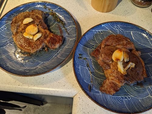 Steaks with garlic
