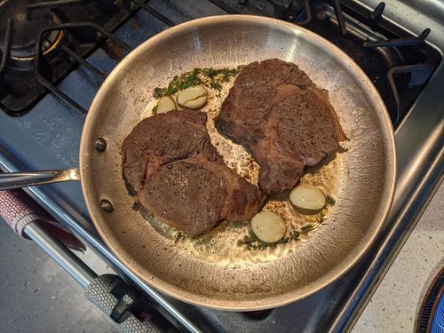 Steaks with garlic and thyme